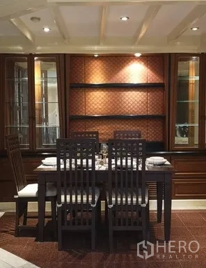 คอนโด ให้เช่าในWatthana, Bangkok - มุมรับประทานอาหารโต๊ะ 6 ที่นั่ง พร้อมตู้โชว์กระจกติดไฟ
