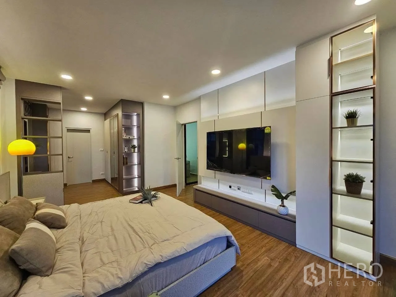 独栋房屋 for rent or sale in Bang Phli, Samut Prakan - 大卧室，电视特色墙与展示柜、特大床。