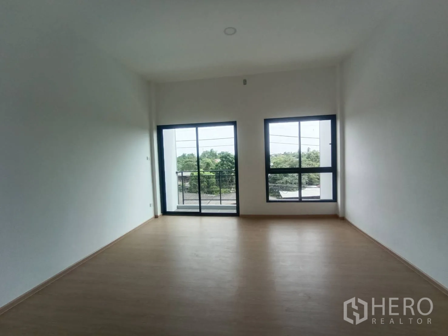 สำนักงานที่บ้าน ขายในBang Yai, Nonthaburi - ห้องนอนชั้นบน ประตูกระจกบานเลื่อนออกระเบียงและหน้าต่างคู่