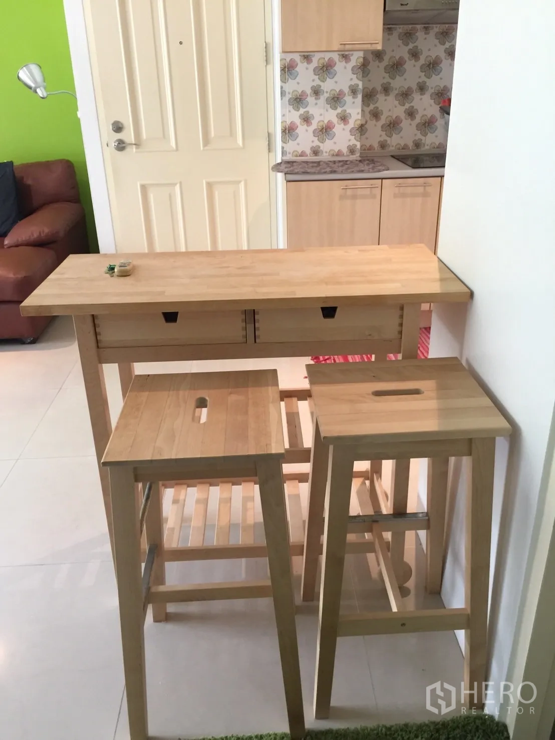 คอนโด ให้เช่าในKhlong Toei, Bangkok - เคาน์เตอร์บาร์ไม้พร้อมสตูล ใกล้ประตูและครัวบิวท์อิน