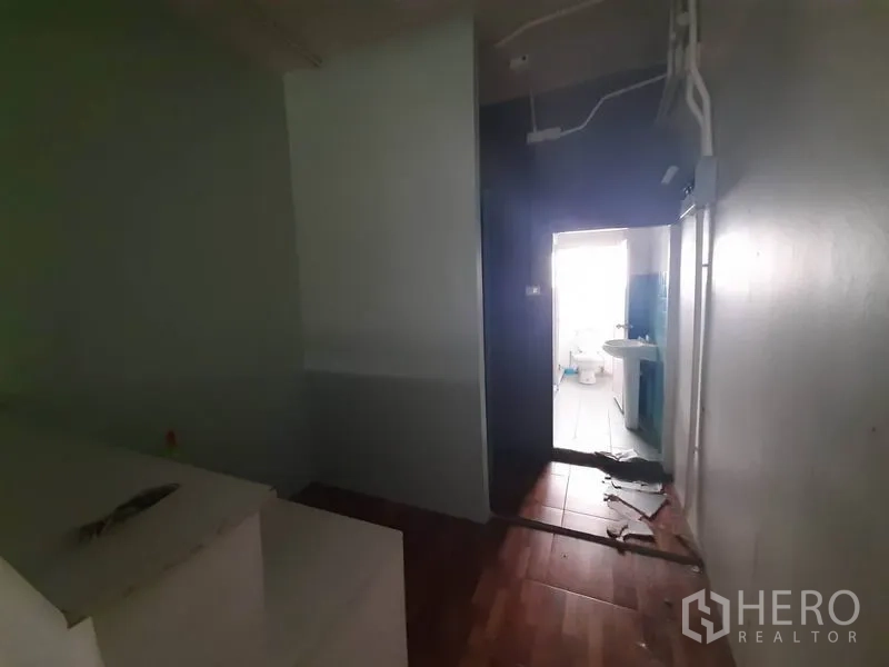 อาคารพาณิชย์ ให้เช่าในWatthana, Bangkok - ห้องมืดเชื่อมสู่พื้นที่ล้างหน้า สว่าง มีอ่างล้างหน้า และท่อเดิน