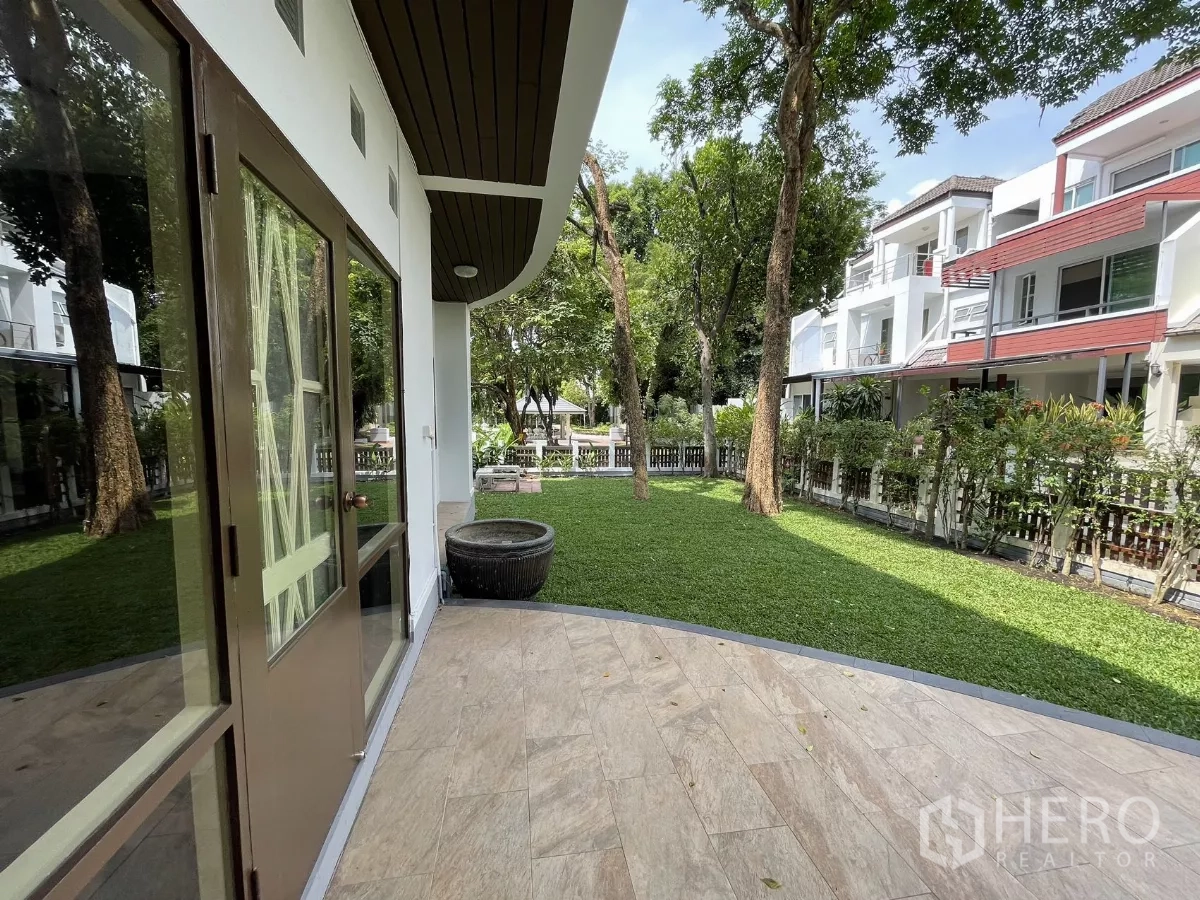 Detached House for rent in Chatuchak, Bangkok - Ground-floor terrace leading to a private lawn in a leafy neighborhood.