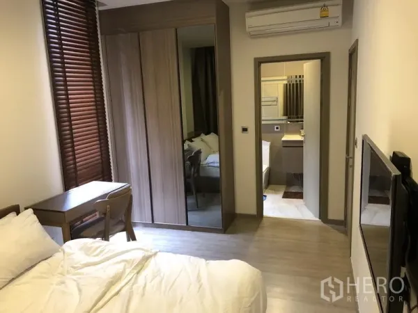 คอนโด ให้เช่าในWatthana, Bangkok - ห้องนอนพร้อมตู้เสื้อผ้าบิวท์อิน โต๊ะทำงาน และทางเข้าห้องน้ำในตัว