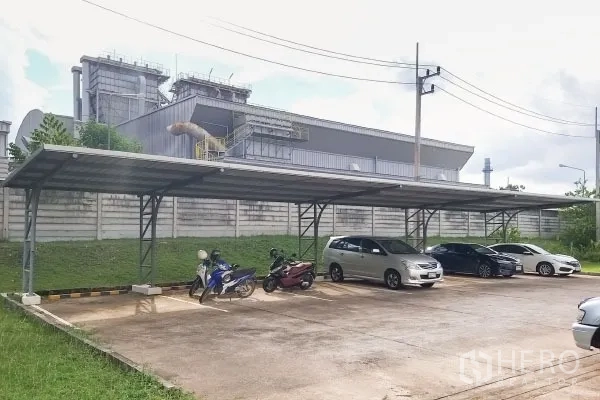 工厂 出售在Rayong - 带顶棚的停车位，可停汽车与摩托车，靠近围墙。