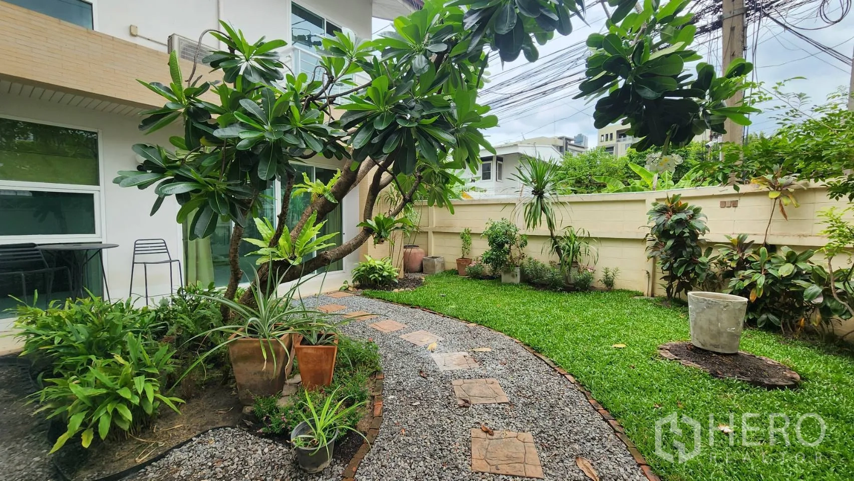 บ้านเดี่ยว for rent in Watthana, Bangkok - ทางเดินโรยกรวดโค้งในสนามหญ้าข้างบ้านเดี่ยว