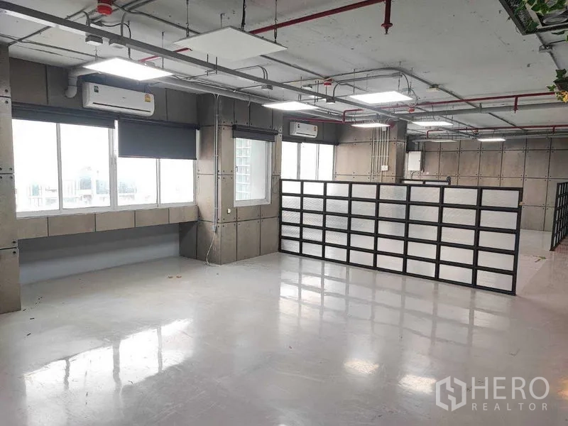 办公空间 出租在Watthana, Bangkok - 采光良好办公区，卷帘、磨砂隔板与多台空调。