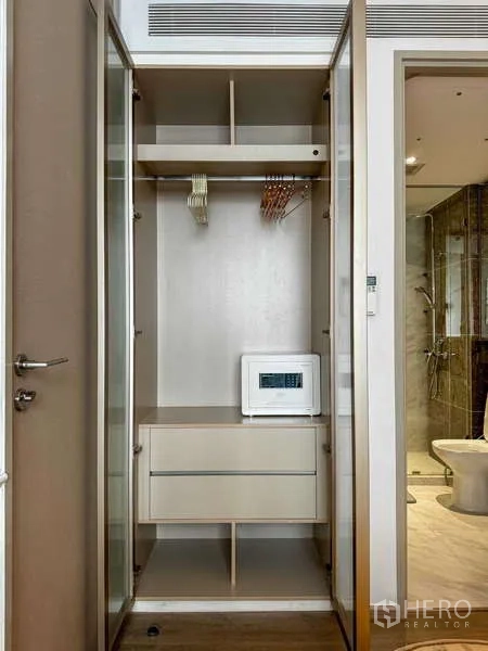 คอนโด ให้เช่า - ตู้เสื้อผ้าแบบเปิด มีลิ้นชัก ราวแขวน และตู้เซฟดิจิทัล
