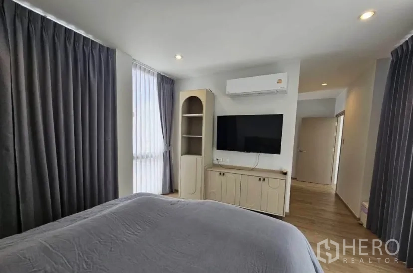 บ้านเดี่ยว for rent or sale in Lat Krabang, Bangkok - ห้องนอนพร้อมทีวีติดผนัง ตู้บิลท์อิน และเครื่องปรับอากาศ