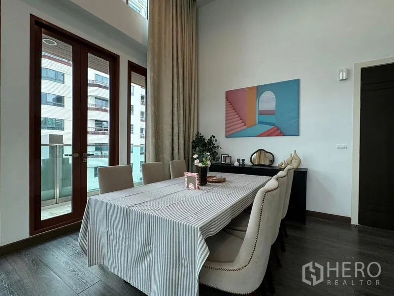 คอนโด ให้เช่าในPathum Wan, Bangkok - มุมทานข้าว เก้าอี้หุ้มผ้า 6 ตัว ทางออกสู่ระเบียง และงานศิลป์ร่วมสมัย