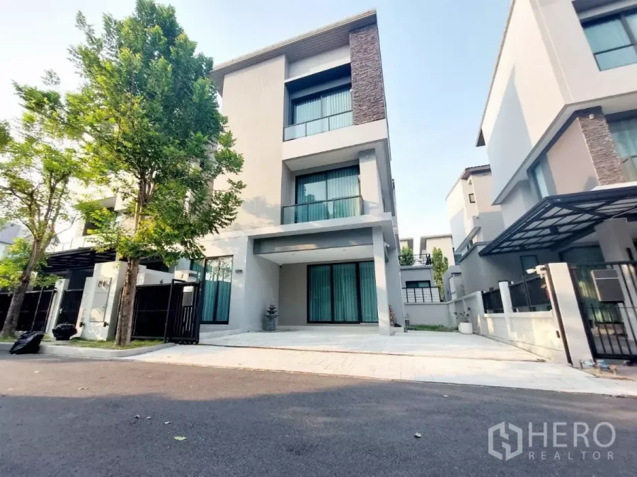 ทาวน์เฮาส์ ให้เช่าในLat Phrao, Bangkok - ทาวน์โฮมสามชั้นสไตล์โมเดิร์น พร้อมทางเข้ารั้วและที่จอดรถ บนถนนเงียบร่มรื่นในลาดพร้าว