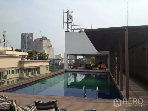 คอนโด ให้เช่าในKhlong Toei, Bangkok - สระว่ายน้ำบนดาดฟ้าพร้อมดาดไม้และศาลาร่ม ชมวิวกรุงเทพฯ