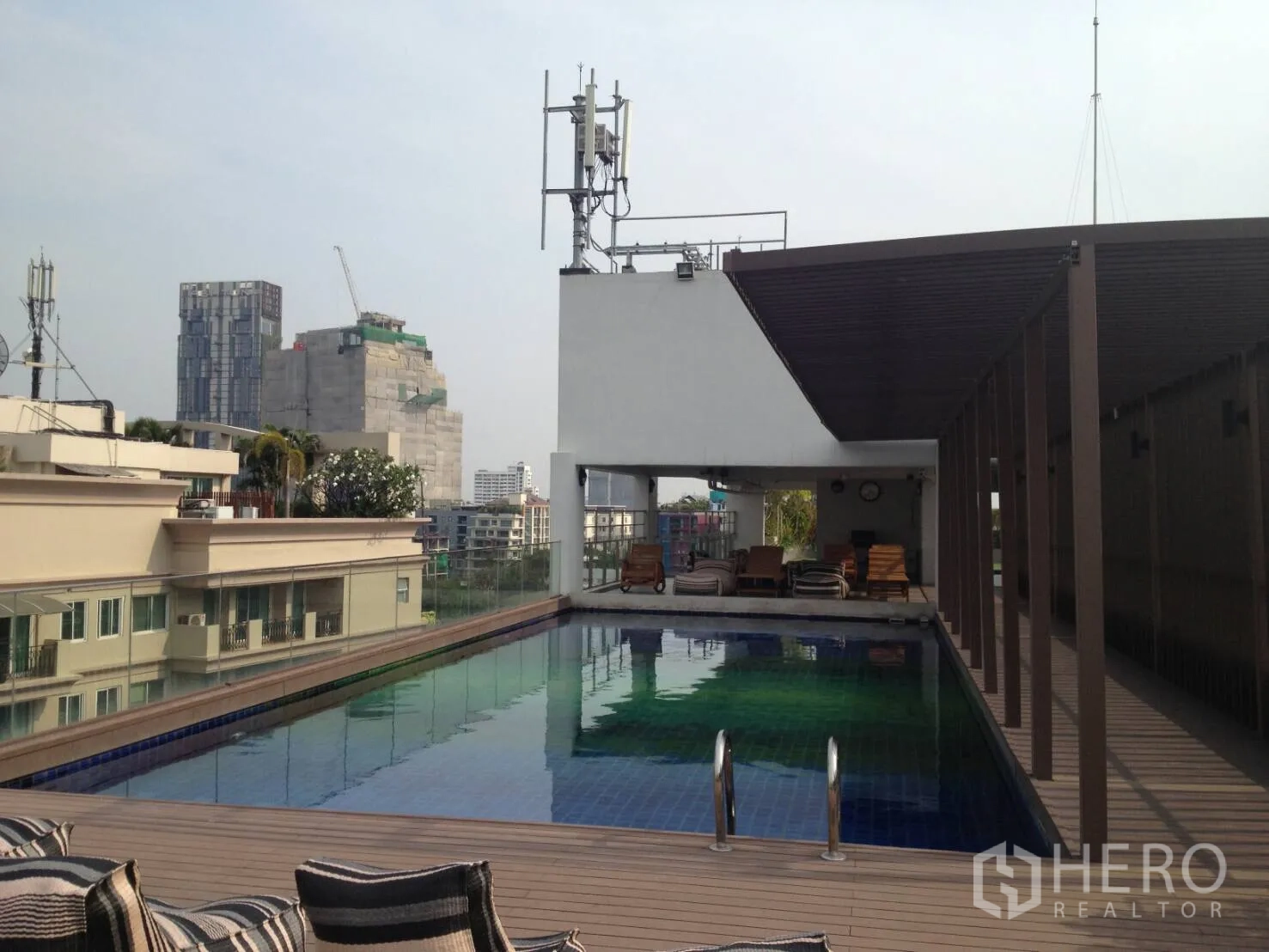 คอนโด ให้เช่าในKhlong Toei, Bangkok - สระว่ายน้ำบนดาดฟ้าพร้อมดาดไม้และศาลาร่ม ชมวิวกรุงเทพฯ