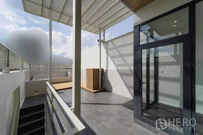 ทาวน์เฮาส์ ให้เช่าหรือขายในWatthana, Bangkok - ทางเดินเทอเรซบนดาดฟ้าพร้อมโครงสร้างให้ร่มและฉากบังตาลายฉลุ