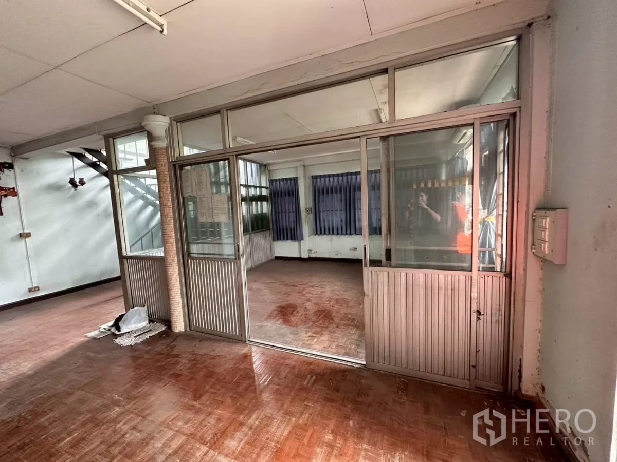 零售空间 出租在Khlong Toei, Bangkok - 推拉玻璃隔断房，连接一层大堂