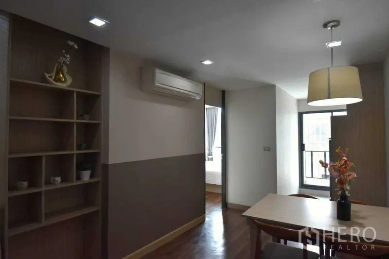 คอนโด ให้เช่าในKhlong Toei, Bangkok - โซนกินข้าวแบบเปิดโล่งพร้อมชั้นบิวท์อิน แอร์ และทางเข้าห้องนอนที่สว่าง