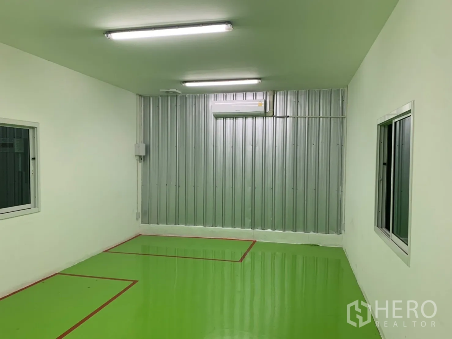 โรงงาน for rent in Khlong Luang, Pathum Thani - ห้องปฏิบัติงานขนาดเล็ก พื้นอีพ็อกซีสีเขียว ผนังเมทัลชีท และเส้นกำหนดพื้นที่สีแดง