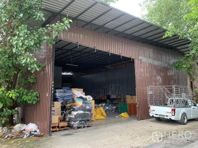 Warehouse for rent in Bang Kapi, Bangkok - Front view of a high-roof warehouse showing an open entrance with ample truck clearance.