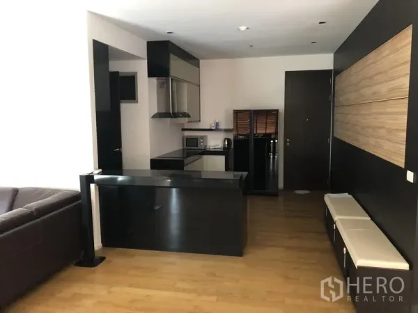 คอนโด ให้เช่าในWatthana, Bangkok - ครัวสไตล์โมเดิร์นโทนดำ พร้อมเคาน์เตอร์บาร์และเครื่องใช้บิวท์อิน