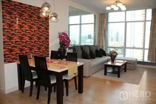 คอนโด ให้เช่าในKhlong San, Bangkok - ห้องนั่งเล่นและรับประทานอาหารกว้างขวาง มีผนังลายโมเสกและวิวเมือง