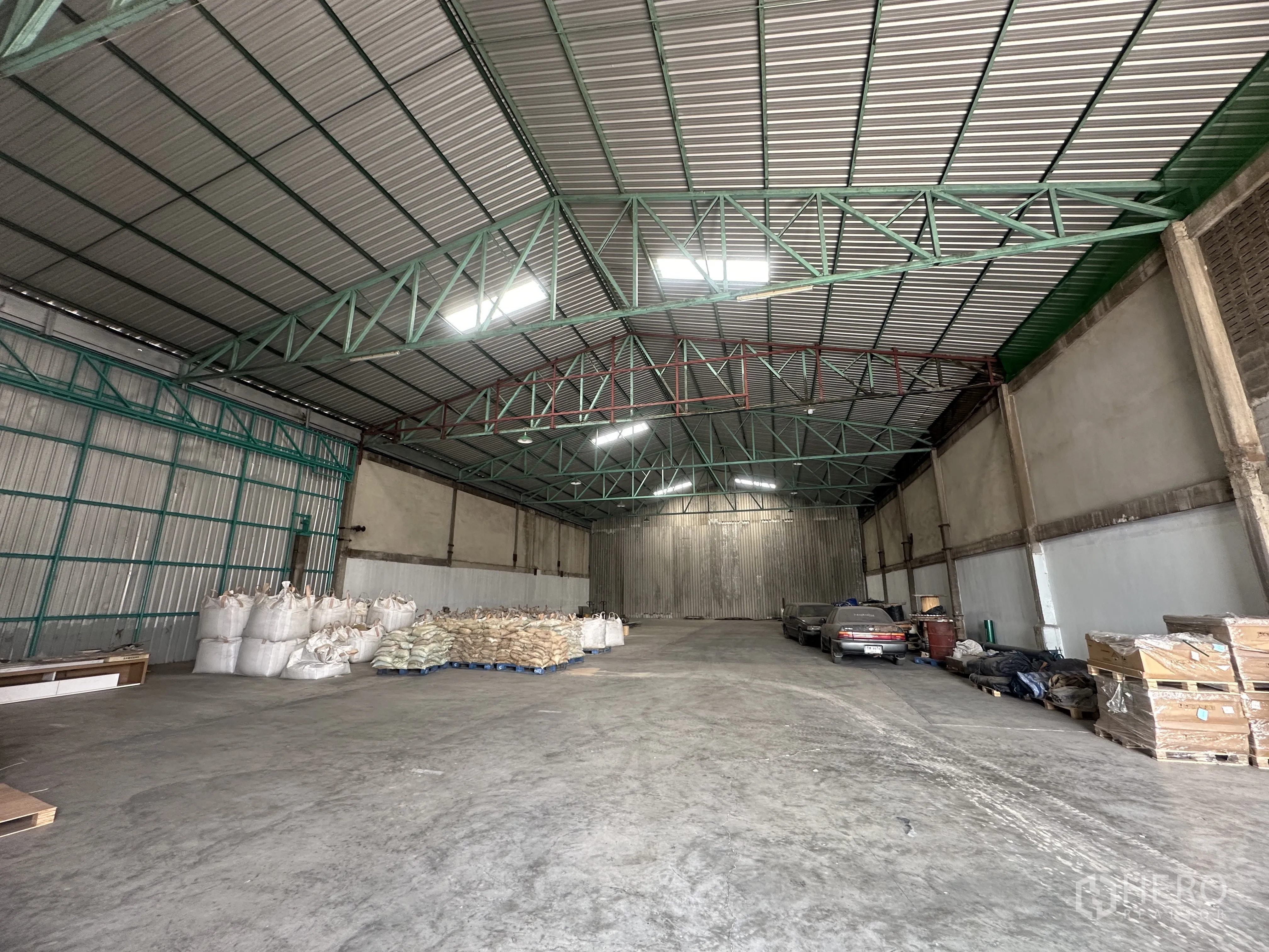 คลังสินค้า for rent in Mueang Pathum Thani, Pathum Thani - ภายในโกดังโล่ง เพดานทรัสเหล็กสูง มีสกายไลท์และพื้นคอนกรีตเรียบ