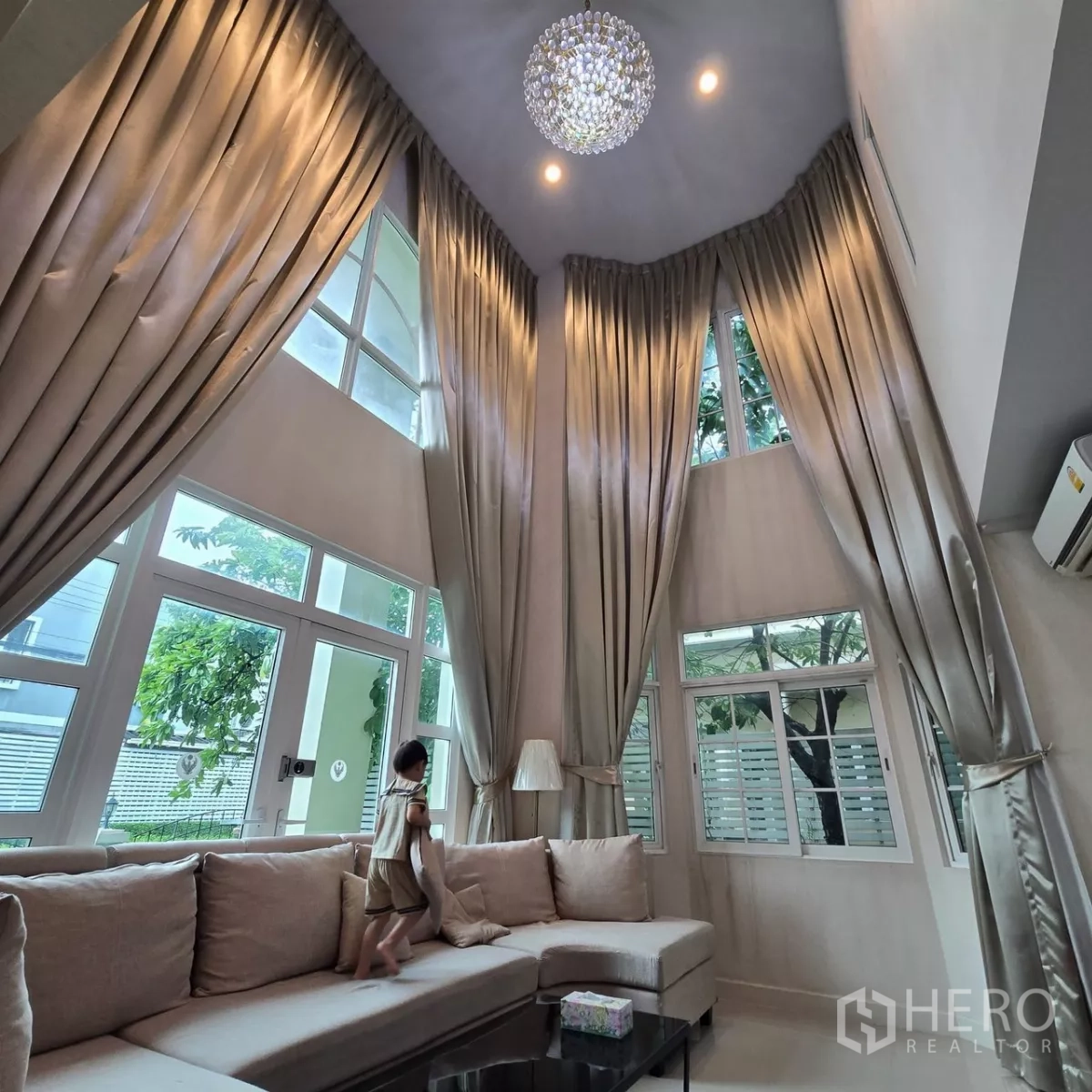 บ้าน ให้เช่าในMueang Pathum Thani, Pathum Thani - โคมระย้าคริสตัลและผ้าม่านสูงในมุมเพดานสูง