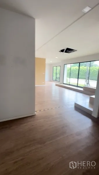 零售空间 出租在Bang Na, Bangkok - 开放式展厅，木地板与大面积采光窗，适合零售展示。