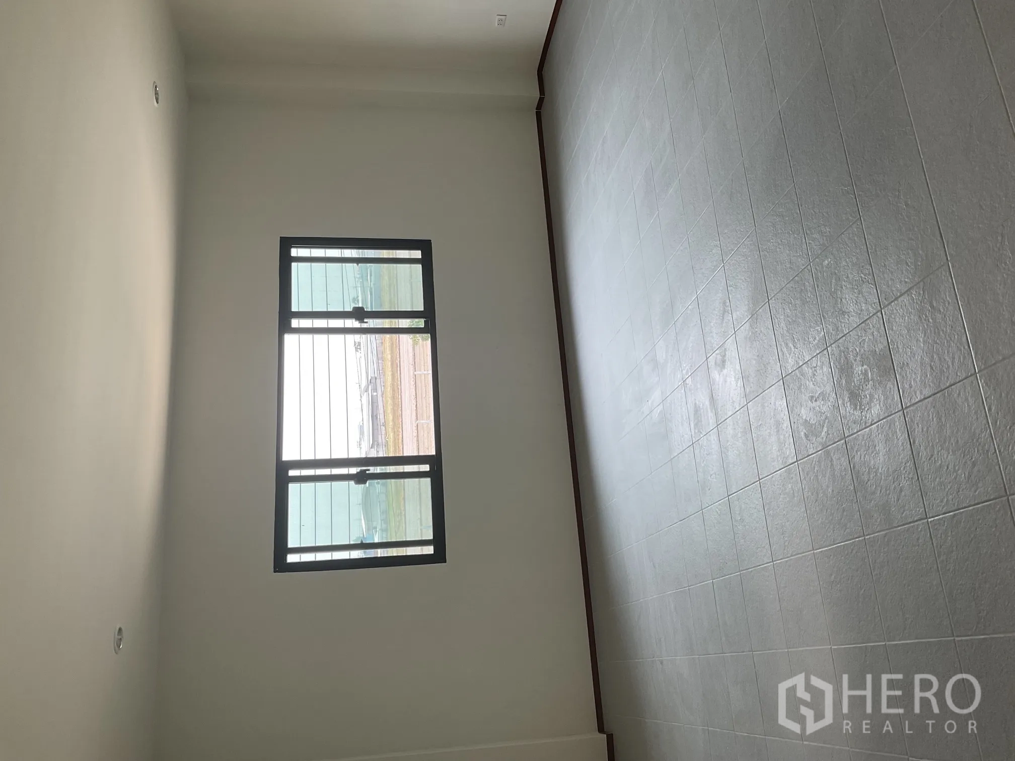 โกดัง for rent in Lat Lum Kaeo, Pathum Thani - พื้นที่ออฟฟิศปูกระเบื้อง มีหน้าต่างบานเลื่อนรับแสงธรรมชาติ