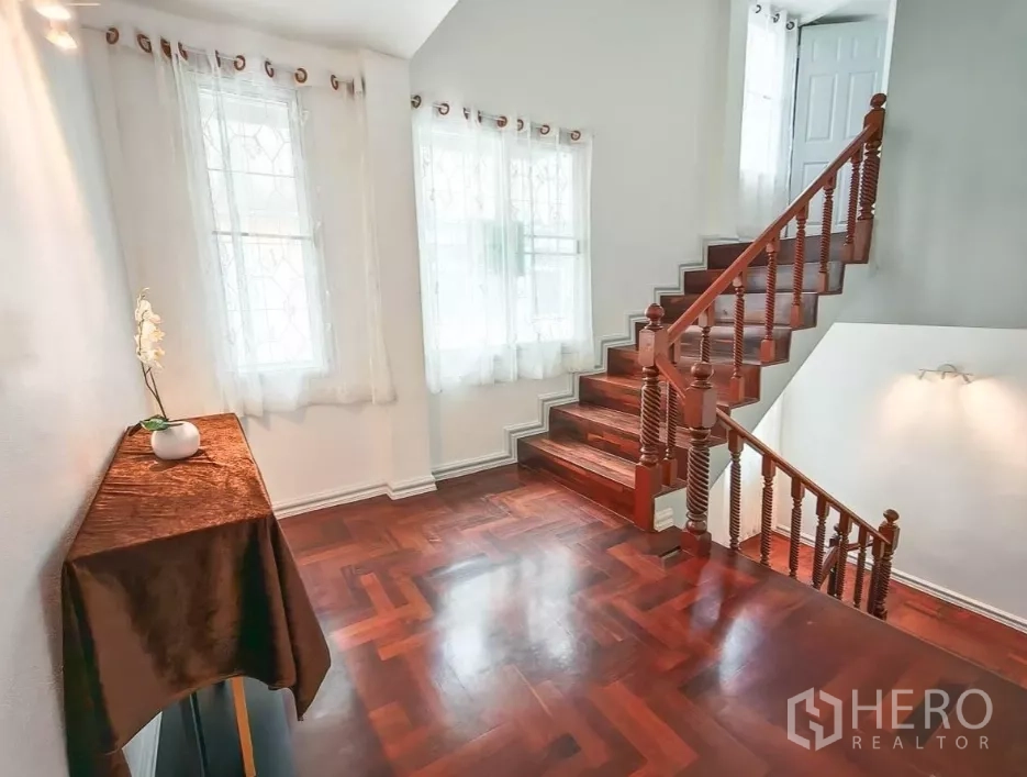 บ้าน ให้เช่าในYan Nawa, Bangkok - บันไดไม้และโถงพักบันไดรับแสงธรรมชาติ