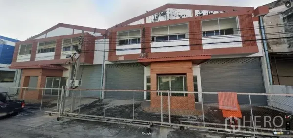 货栈 for 在Phra Samut Chedi, Samut Prakan - 临街并排仓库外观，可见二层窗户、宽阔装卸区及安全围栏。