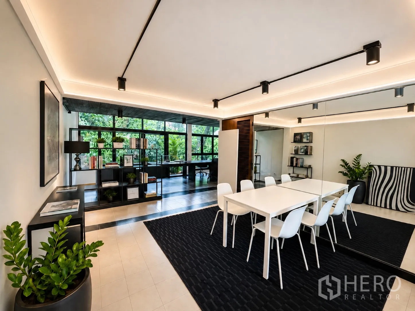 办公室 for rent in Phaya Thai, Bangkok - 明亮会议室，白色长桌与椅子，镜面墙与置物架。