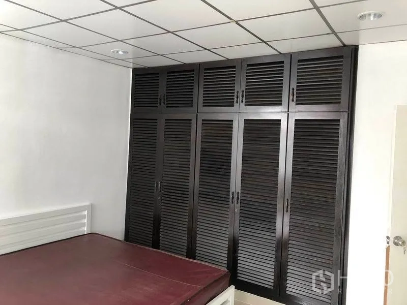 ทาวน์เฮาส์ ให้เช่าในWatthana, Bangkok - ห้องนอนพร้อมตู้เสื้อผ้าบิวท์อินบานเกล็ดสีเข้มเต็มผนัง