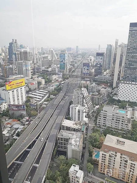 Condominium for rent in Pathum Wan, Bangkok - High-floor Bangkok city view with elevated expressway and skyscrapers.