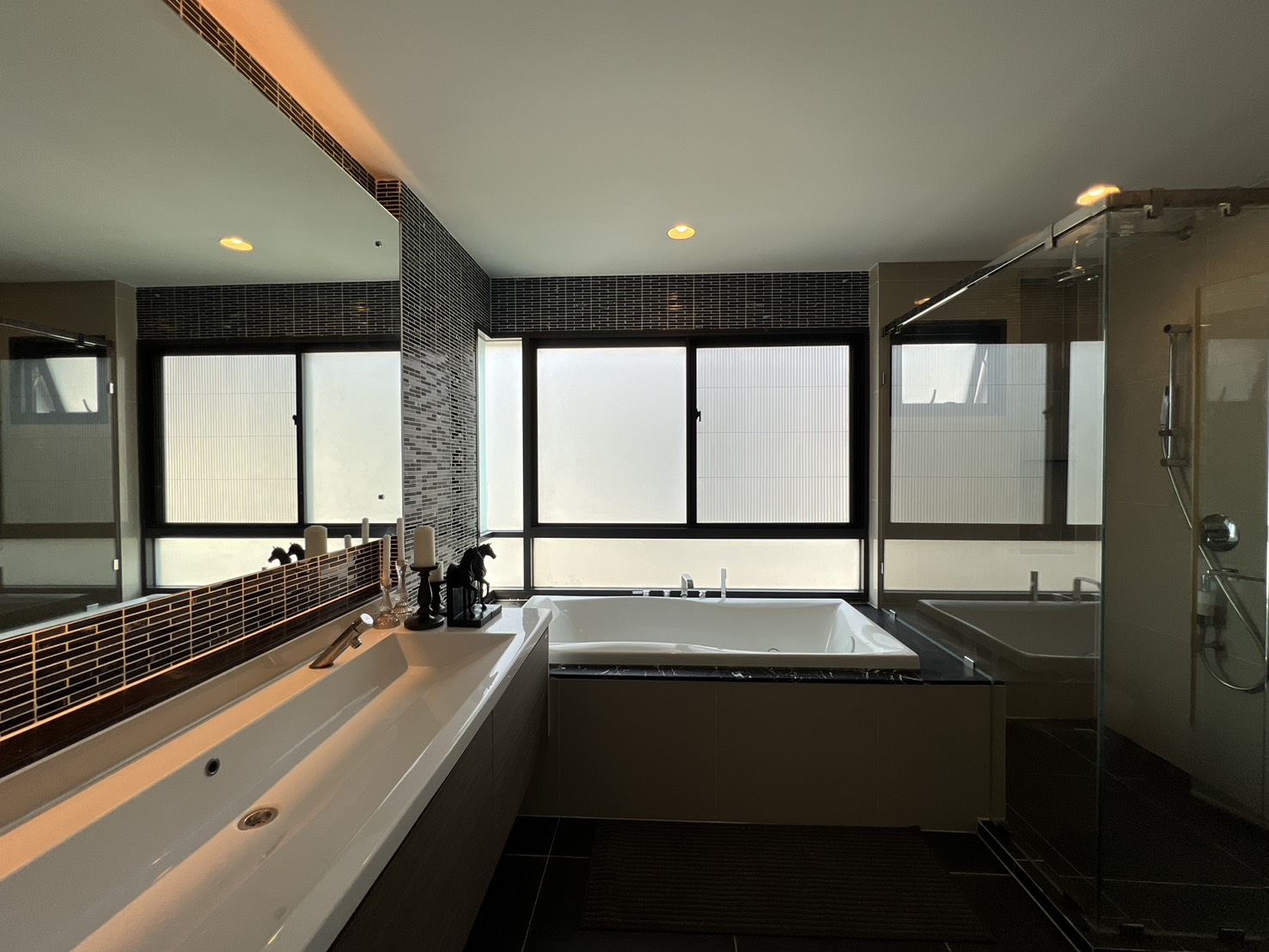 Property Image #16 for property HRE00043