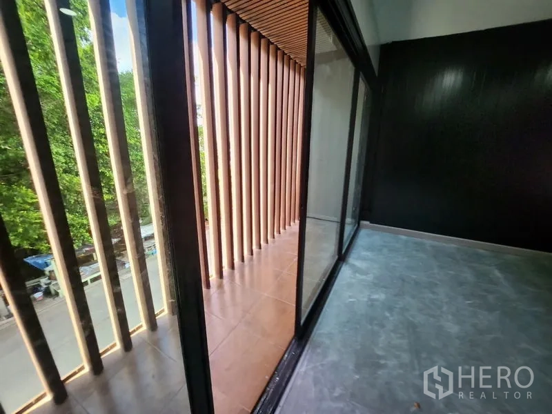 คลังสินค้า ให้เช่าในLam Luk Ka, Pathum Thani - ระเบียงซี่ไม้และประตูกระจกบานเลื่อนมองเห็นต้นไม้