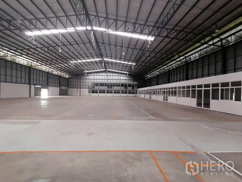 คลังสินค้า ให้เช่าในLat Krabang, Bangkok - พื้นที่โกดังโปร่งไร้เสากลาง หลังคาทรัสสูง มีสกายไลต์และห้องสำนักงานผนังกระจก