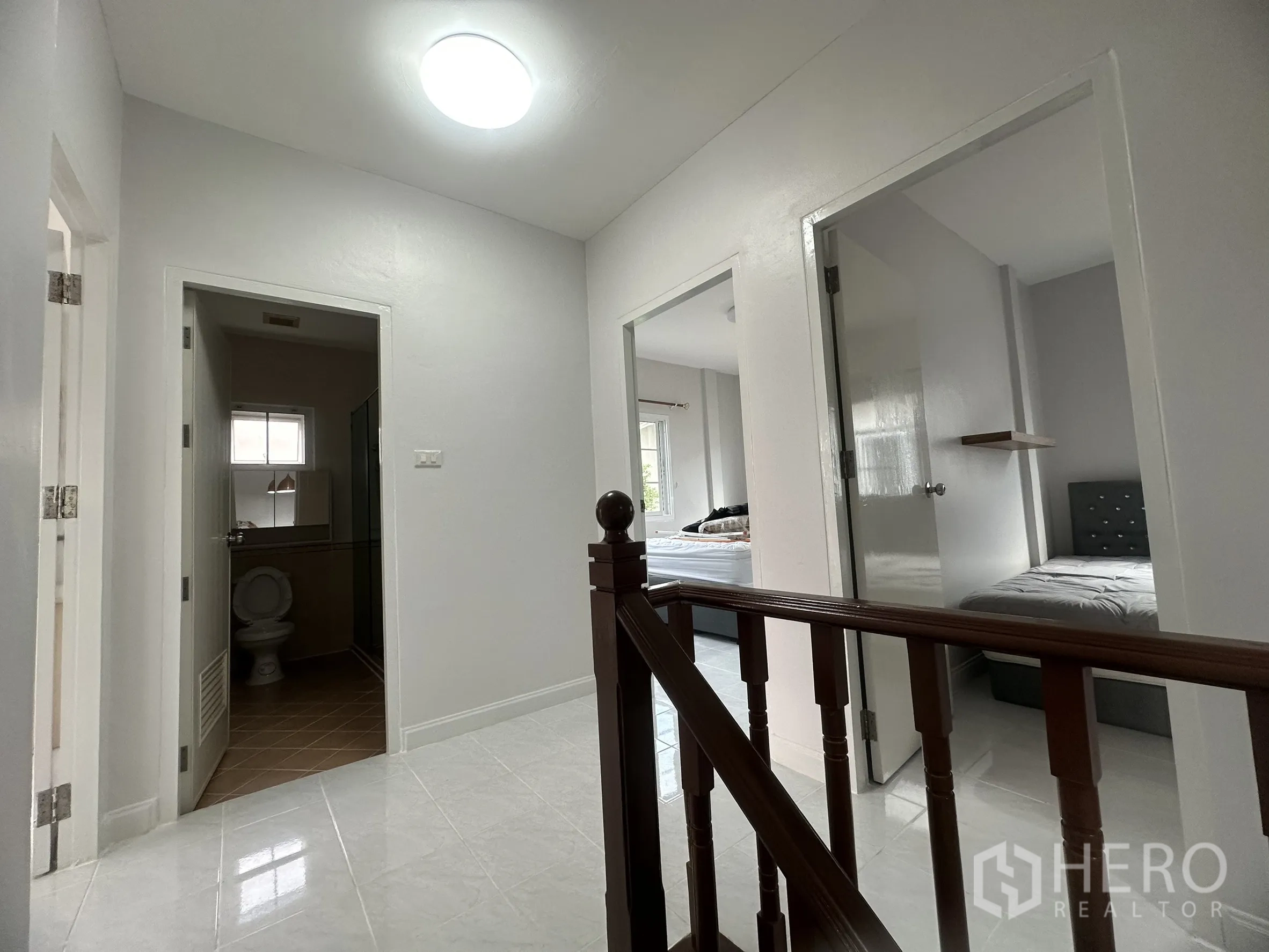 ทาวน์เฮาส์ ขายในLam Luk Ka, Pathum Thani - โถงชั้นบนเชื่อมต่อห้องนอนและห้องน้ำ