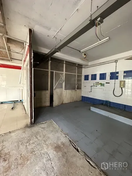 พื้นที่ขายปลีก ให้เช่าในWatthana, Bangkok - โซนเซอร์วิสด้านหลัง ผนังกระเบื้อง จุดสาธารณูปโภค และห้องเก็บของ ในร้านค้าว่าง เขตวัฒนา กรุงเทพฯ