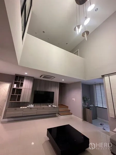 ทาวน์เฮาส์ ขายในSaphan Sung, Bangkok - มุมมองขึ้นสู่ชั้นลอยจากห้องนั่งเล่น เห็นโคมไฟแขวนและช่องว่างโปร่ง