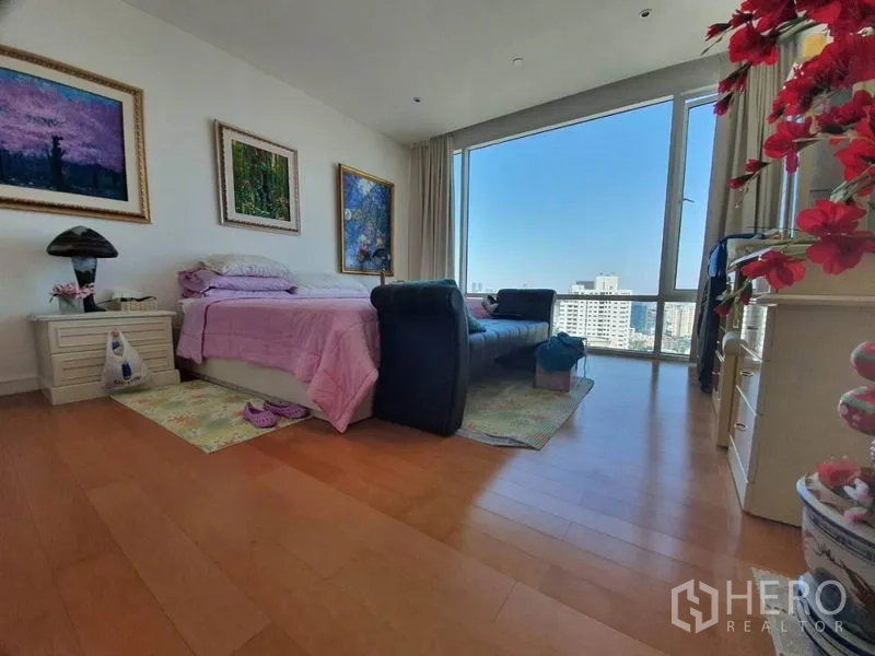 คอนโด ขายในWatthana, Bangkok - ห้องนอนสว่าง หน้าต่างบานใหญ่เห็นวิวเมือง พร้อมโซฟาและภาพศิลป์