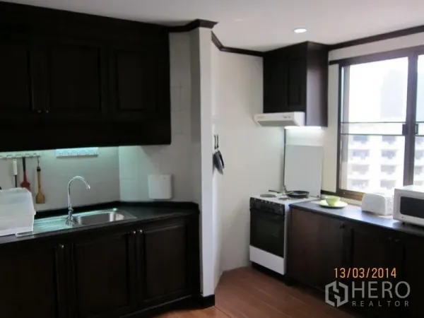 คอนโด ให้เช่าในWatthana, Bangkok - ครัวแยก บิลท์อินไม้เข้ม อ่างล้างจาน เตาพร้อมเครื่องดูดควัน และหน้าต่างบานใหญ่