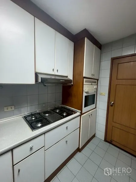 คอนโด ให้เช่าในWatthana, Bangkok - มุมเตาแก๊ส เครื่องดูดควัน และเตาอบบิวท์อิน ผนังปูกระเบื้อง