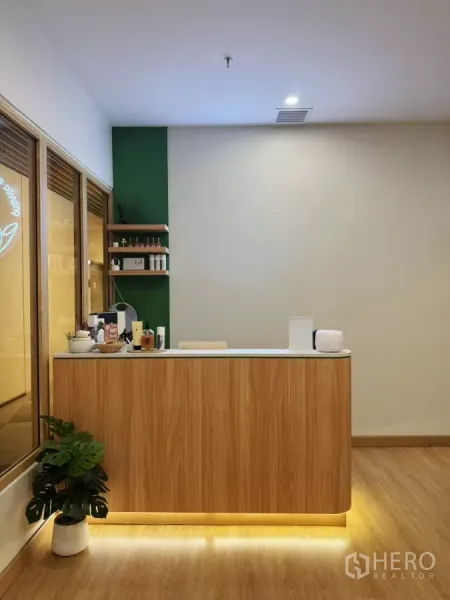 零售空间 出租 - 简约木质前台与层架，底部暖色灯带，店内整洁明亮。