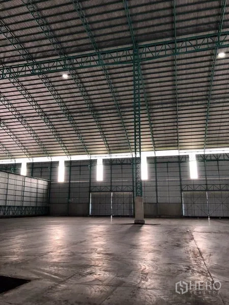 Warehouse for rent in Sai Noi, Nonthaburi - Tall column and arched roof structure inside the spacious warehouse.