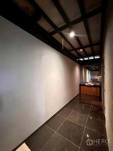 คลังสินค้า ให้เช่าในPrawet, Bangkok - โถงทางเดินพื้นกระเบื้องเงาไปยังห้องน้ำและโซนบริการ