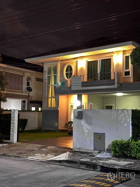 บ้าน ขายในBang Sao Thong, Samut Prakan - ภาพภายนอกบ้านเดี่ยวสองชั้นยามค่ำ แสงไฟอบอุ่น พร้อมที่จอดรถ