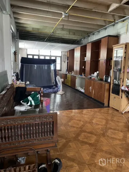 店屋 出租在Khlong Toei, Bangkok - 开放式楼层，内置木柜与花纹地砖。