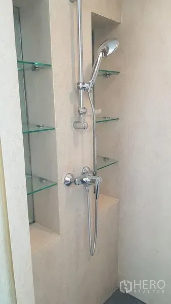 ทาวน์เฮาส์ ให้เช่าหรือขายในKhlong Toei, Bangkok - ห้องอาบน้ำแบบวอล์กอินพร้อมฝักบัวมือถือและชั้นวางกระจกในโทนสีอบอุ่น
