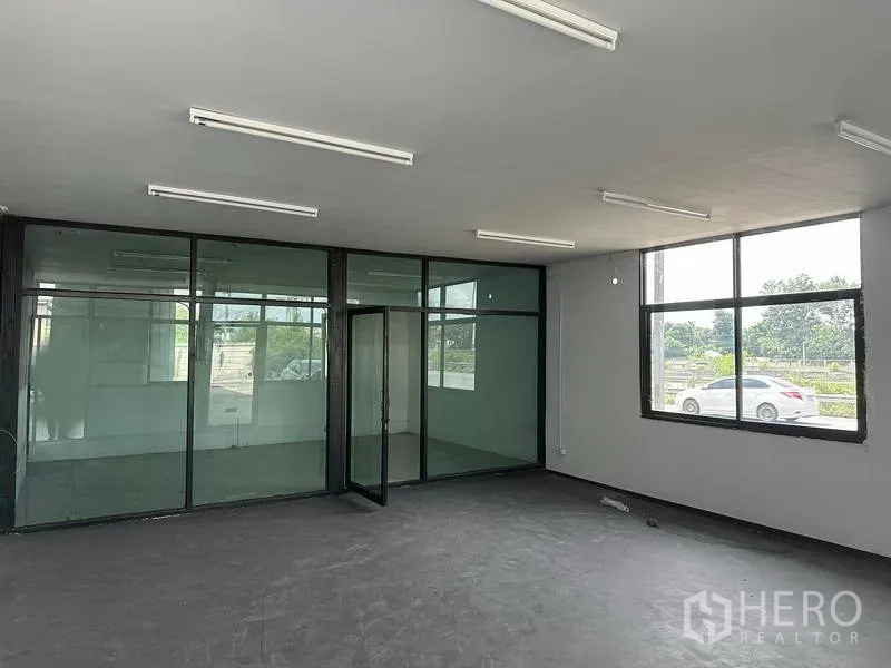 货栈 出租在Khlong Luang, Pathum Thani - 办公室带临街大窗与室内玻璃会议室分区。