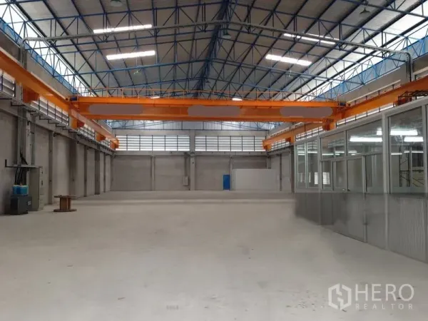 คลังสินค้า ให้เช่าในMueang Samut Prakan, Samut Prakan - พื้นโกดังพร้อมคานรางเครนสีส้มและออฟฟิศกระจกด้านข้าง ใต้หลังคาสว่าง