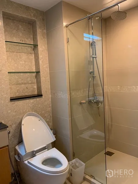 คอนโด ให้เช่าในPathum Wan, Bangkok - ห้องน้ำฝักบัวเรนชาวเวอร์กั้นกระจกและโถสุขภัณฑ์บิเดต์